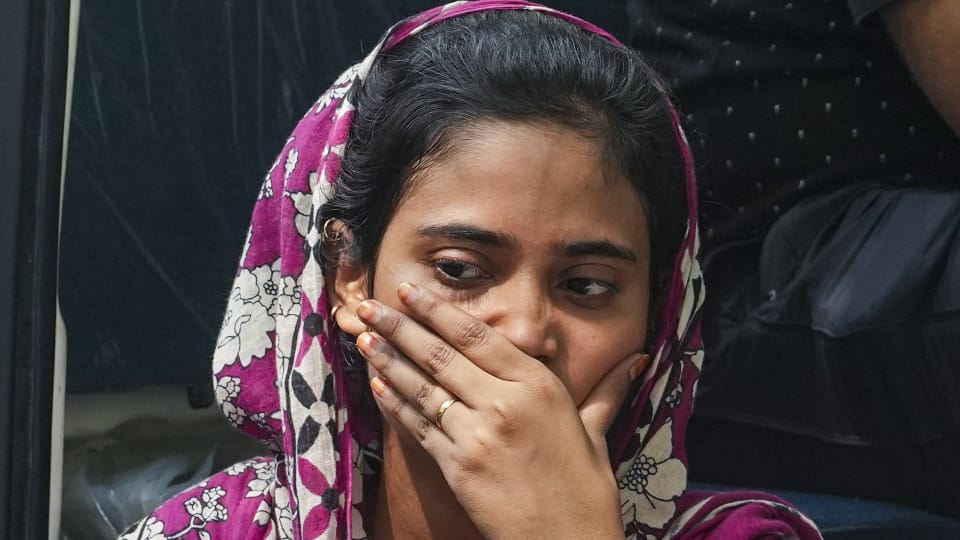 Delhi Building Collapse neighbors became emotional after looking helplessly at damaged house After accident