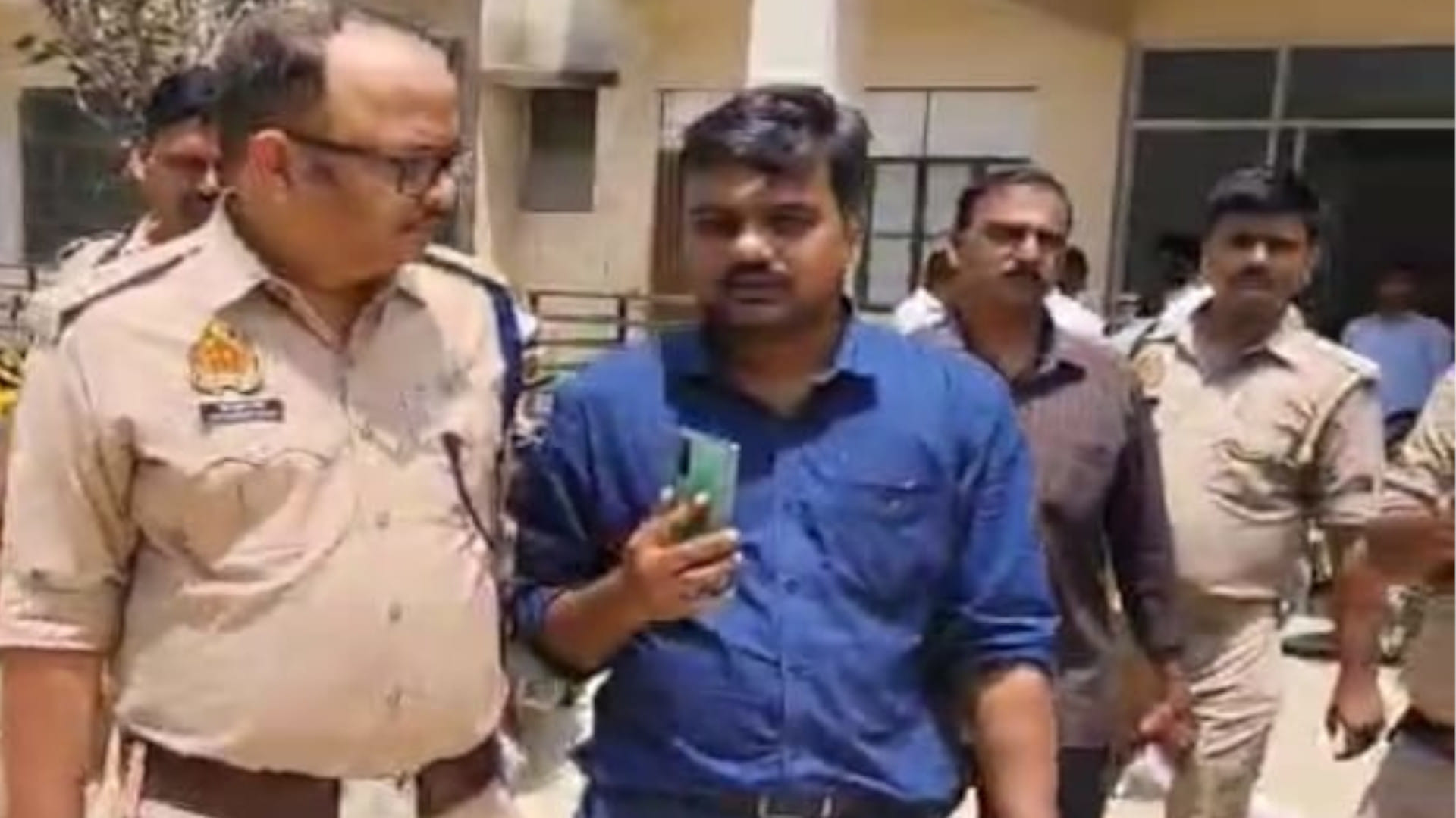 UP gorakhpur News doctor had less sleep had sent a selfie to his wife at night; wrote this in his last message