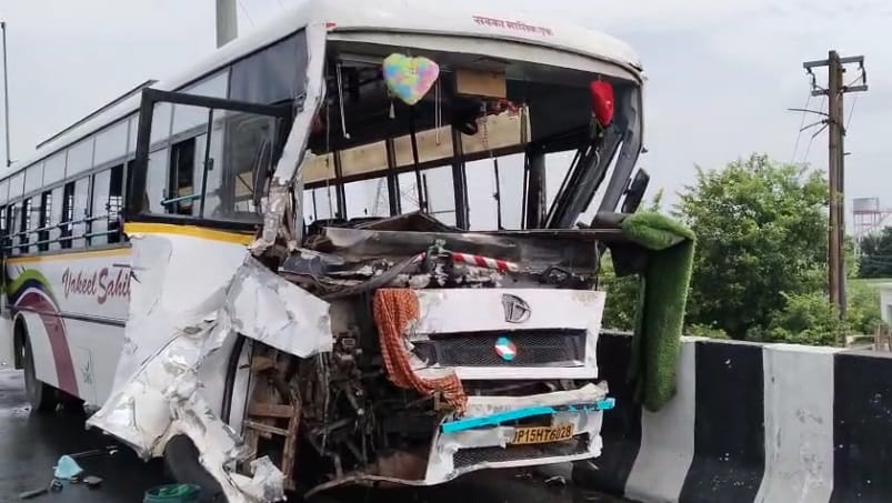 bus collided with tanker of Gangajal 20 people including four children injured in hapur