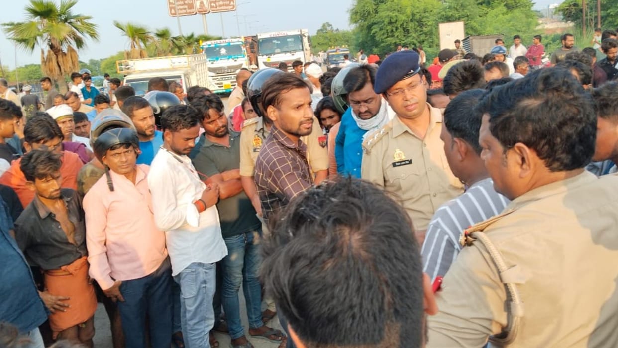 road Accident in Varanasi mother and child died angry people blocked the road