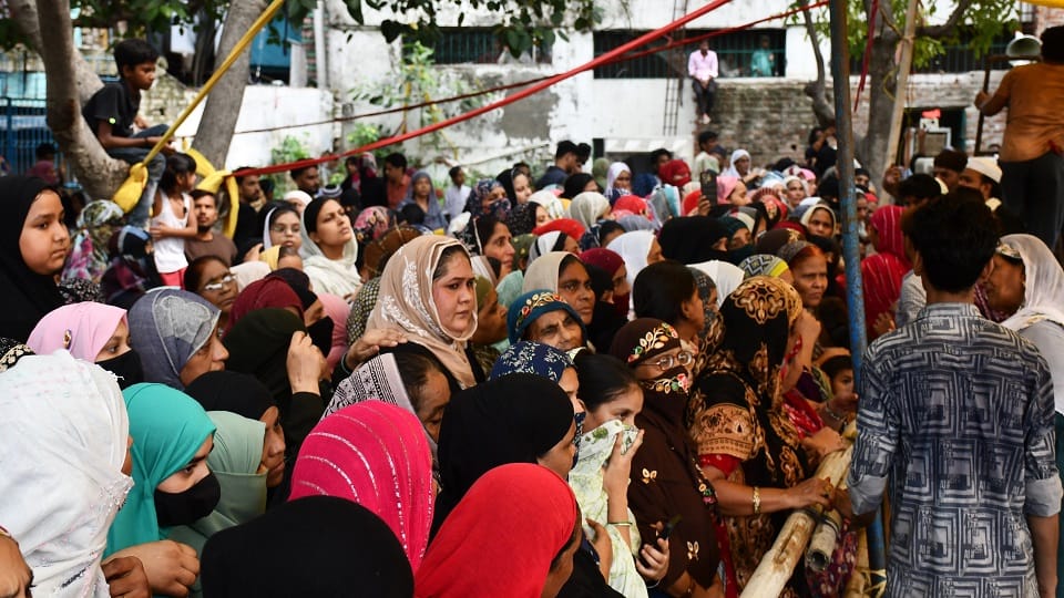 Six people died in the collapse of a four-storey building in Welcome all were buried
