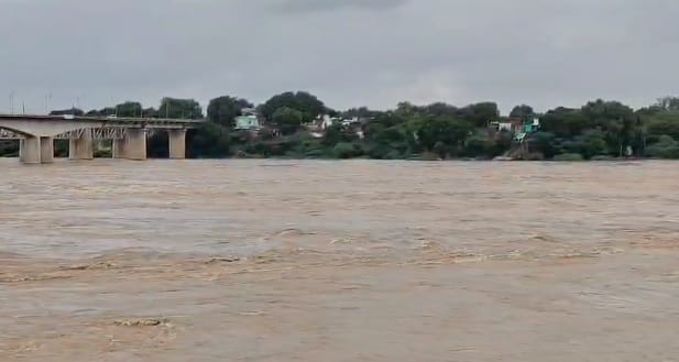 Banda Ken river one meter above the danger mark Yamuna stable more than 40 villages in danger of flood