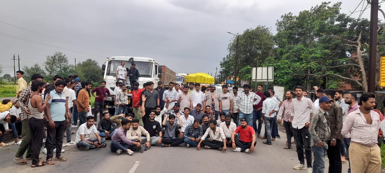 विरोध करते करणी सेना के सैनिक।