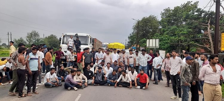 Ratlam: करणी सैनिकों ने रतलाम महू-नीमच हाईवे किया जाम, पुलिस ने बल प्रयोग कर खदेड़ा, अध्यक्ष शेरपुर गिरफ्तार