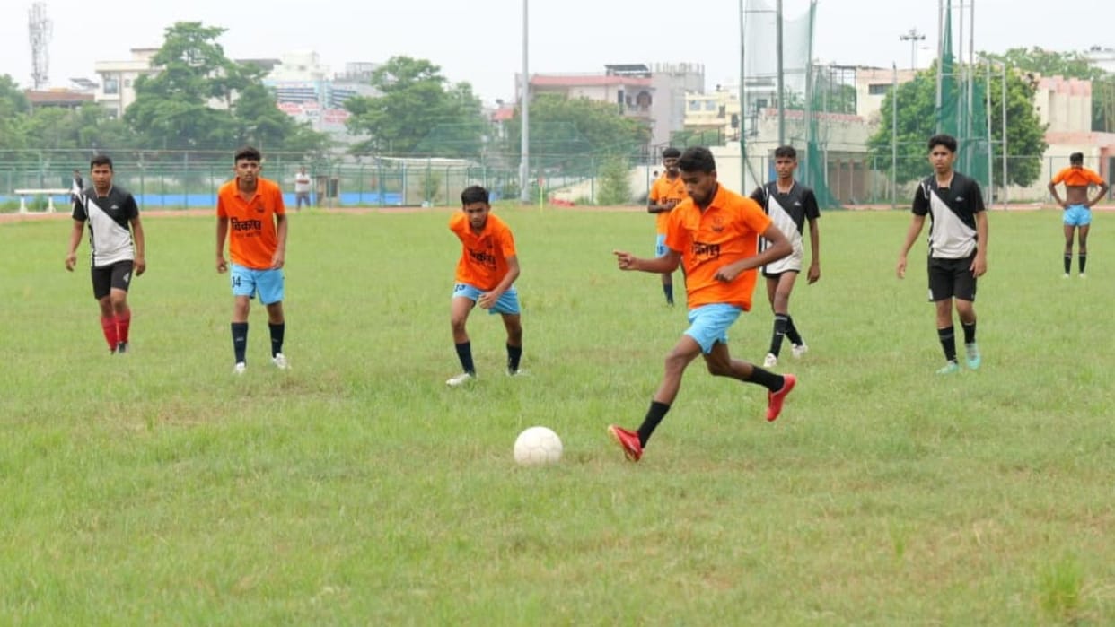 Sport News in hindi Gained lead in first half tough competition till end Varanasi won due to defence