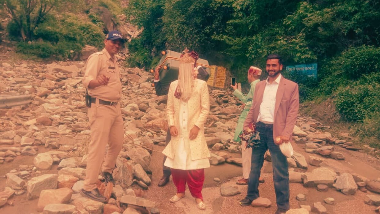 Himachal Kullu Baraat stuck in rain groom and baraatis spent the night on the road