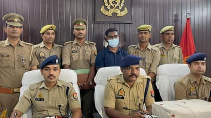 पुलिस की गिरफ्त में फर्जी एनएसजी कमांडो।