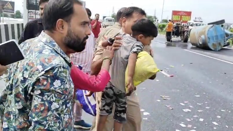 bus collided with tanker of Gangajal 20 people including four children injured in hapur