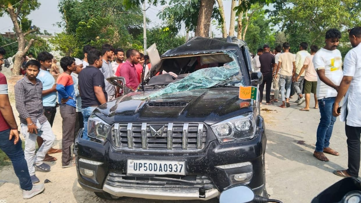 UP Accident news Scorpio collided with tree trying to save Nilgai two youths died and were referred