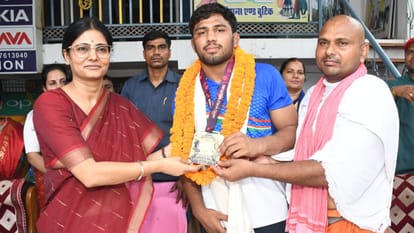 Sport News in hindi Gained lead in first half tough competition till end Varanasi won due to defence