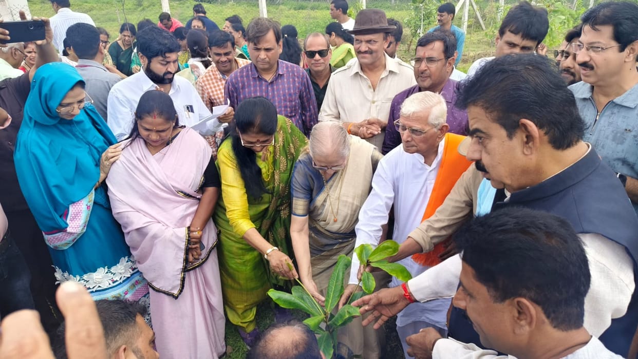 Indore: Mahajan said - Nature takes care of us, we should take care of it, planted fruit trees at Sirpur pond