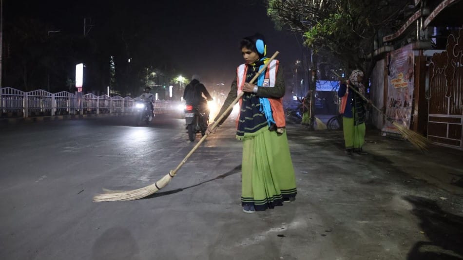 दिन हो या रात इंदौर में स्वच्छताकर्मी अपने काम में जुटे रहते हैं। फोटो- जयेश मालवीय