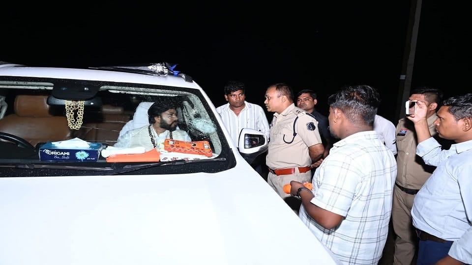 विधायक की गाड़ी पर पथराव