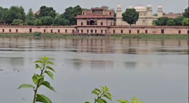 Agra Yamuna Flood: Families Displaced Due to Waterlogging, Water Level Rise, Taj Mahal News in Hindi
