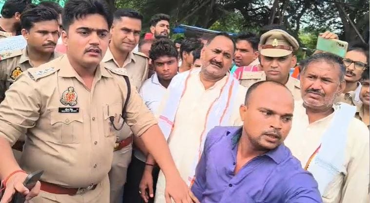 Two friends murdered in Agra their blood soaked bodies found at a distance of 25 meters