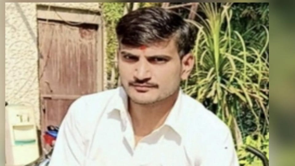 Muzaffarnagar: Three youths went on a bike to fetch water, Car collides, bike rider Kanwariya dies