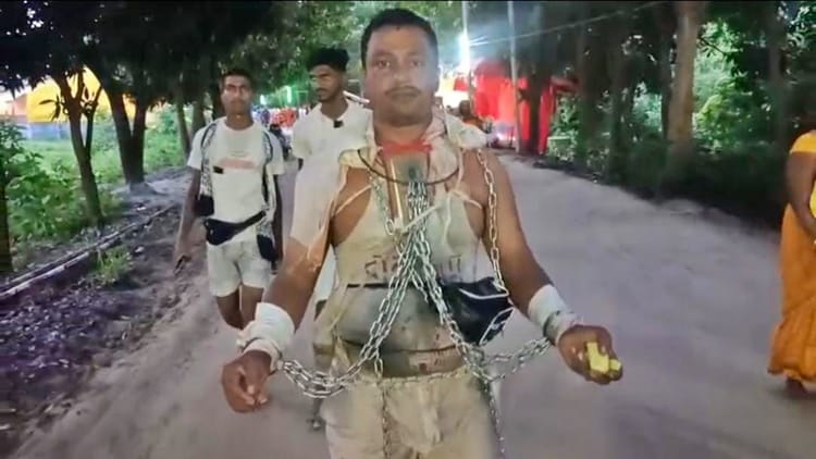 Bihar: श्रावणी मेले में जंजीरों में जकड़ ‘कैदी बम’ बनकर पहुंचा श्रद्धालु, बोला- भोलेनाथ ने ऐसा करने को कहा