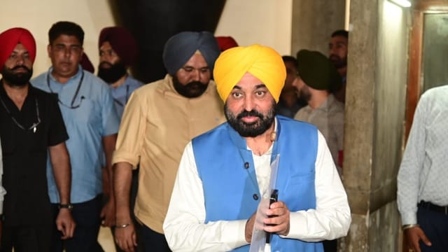 सदन में जाते सीएम भगवंत मान