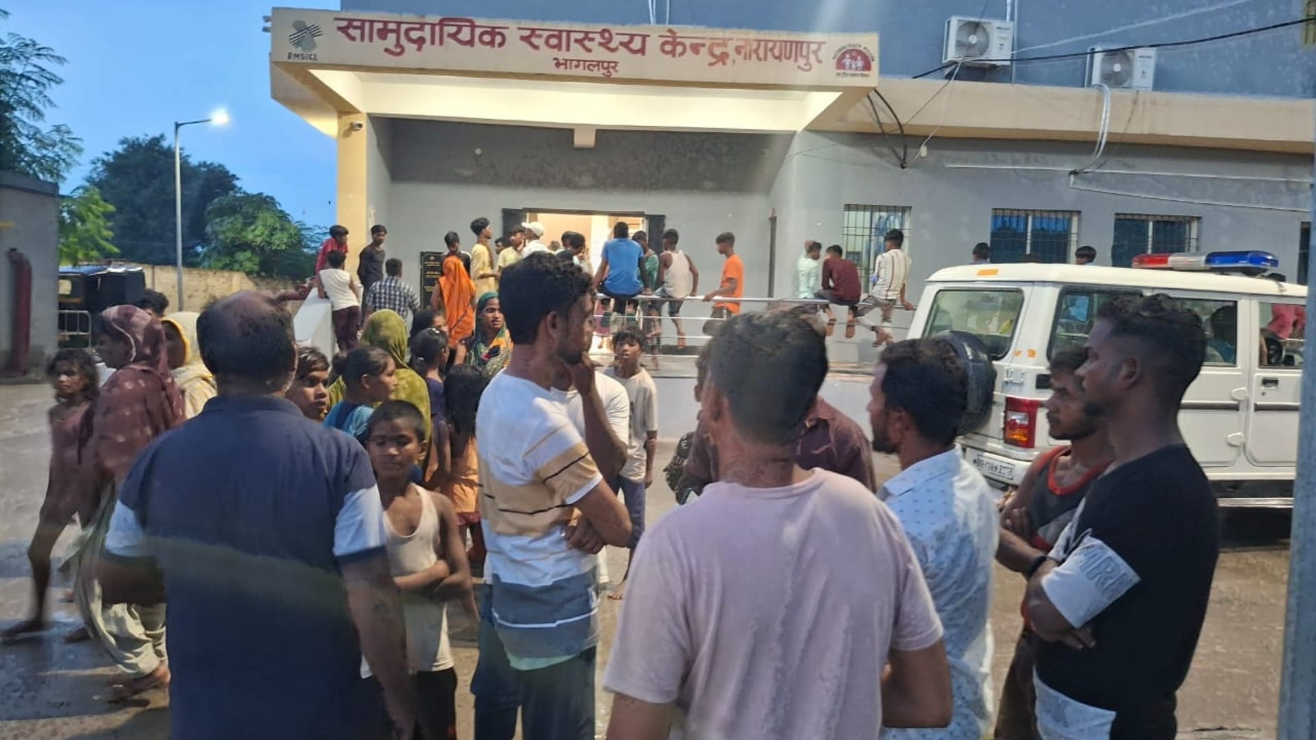 अस्पताल के पास जुटे ग्रामीण।