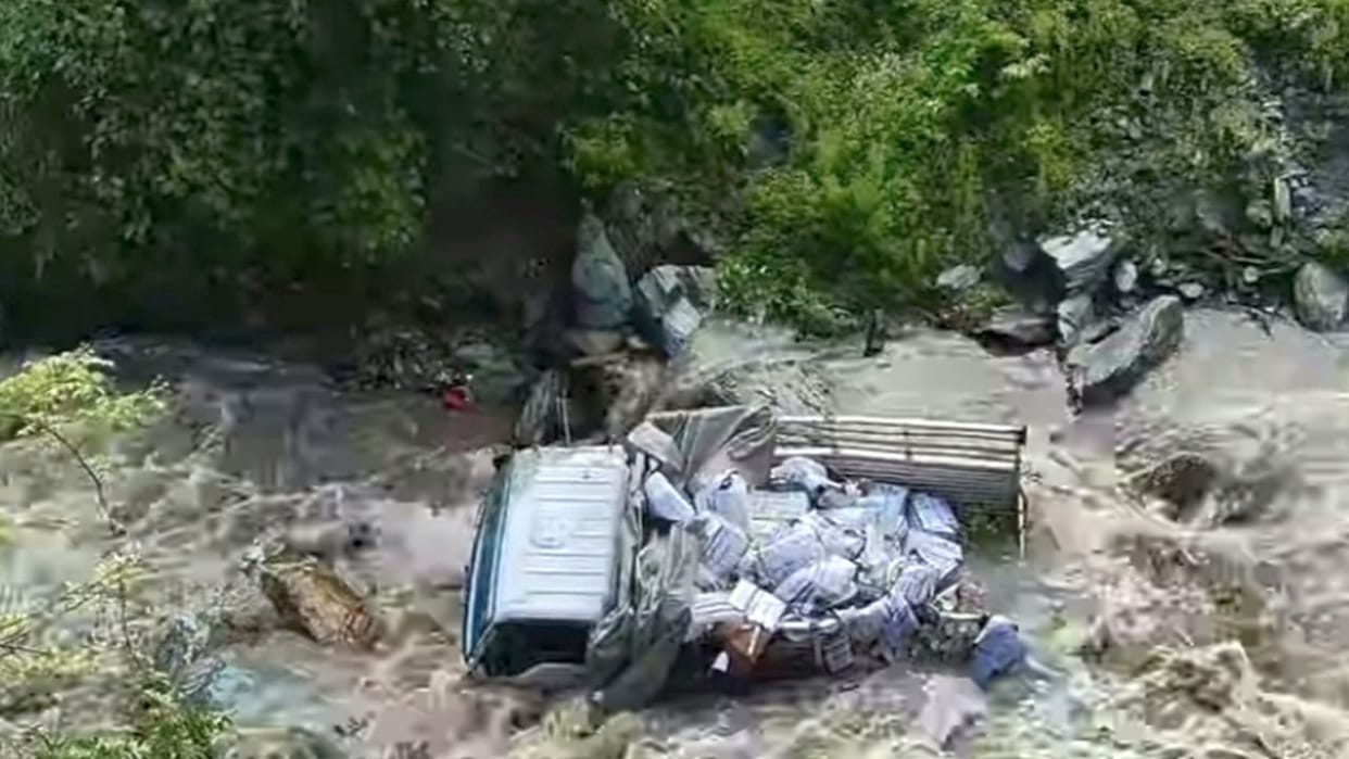 Himachal Weather Tempo fell raging ravine due to road collapse Mandi-Kullu highway Yellow alert till 20th