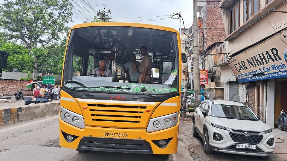 Meerut: Three Kanwariyas walking on foot injured in collision with school bus at Begumpul