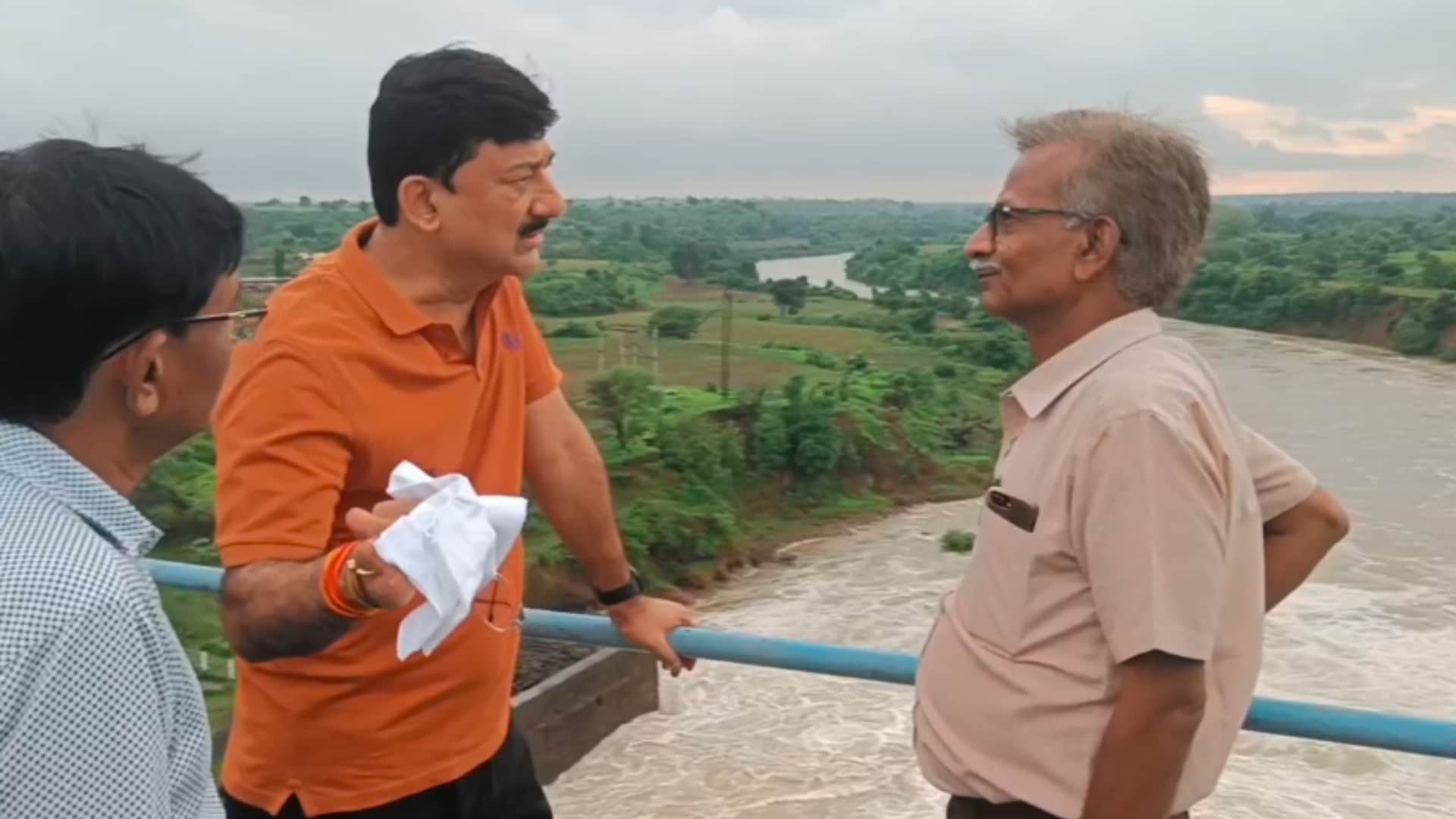 Guna News: Dongri village's years old pond burst, villagers in panic due to 80 bigha waterlogging