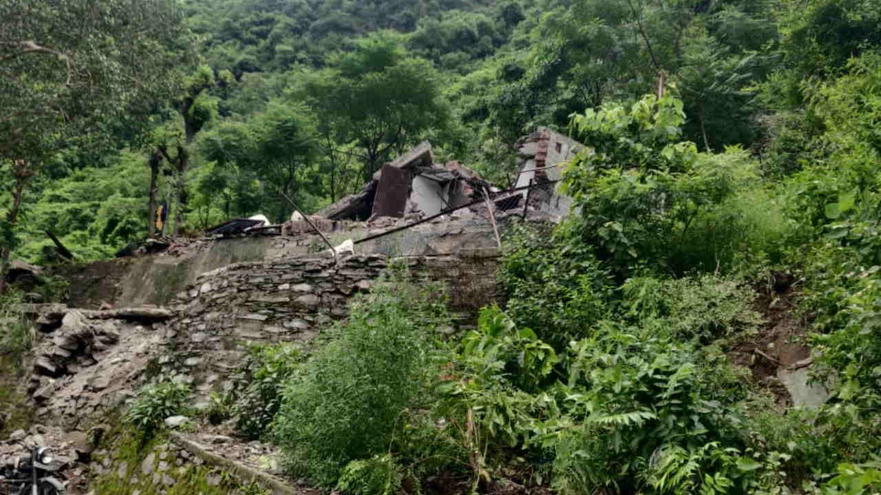 Landslide Devprayag from Nrusinhagachal mountain house damaged due to falling boulder debris one injured