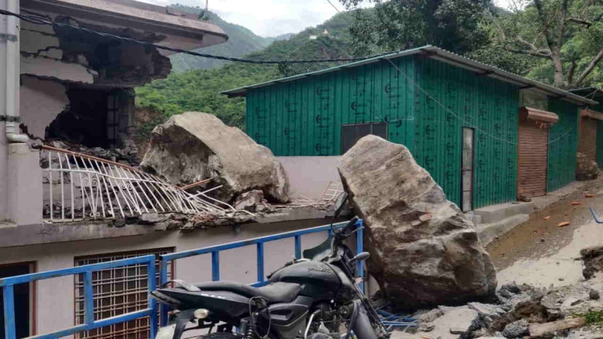 Landslide Devprayag from Nrusinhagachal mountain house damaged due to falling boulder debris one injured