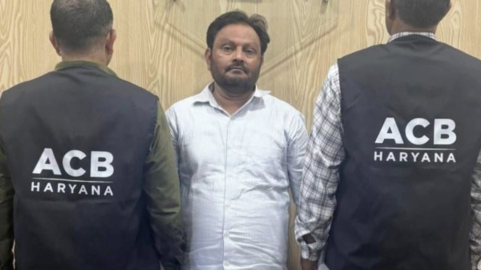 ACB caught marketing committee accountant taking bribe of 1.30 lakh In Palwal