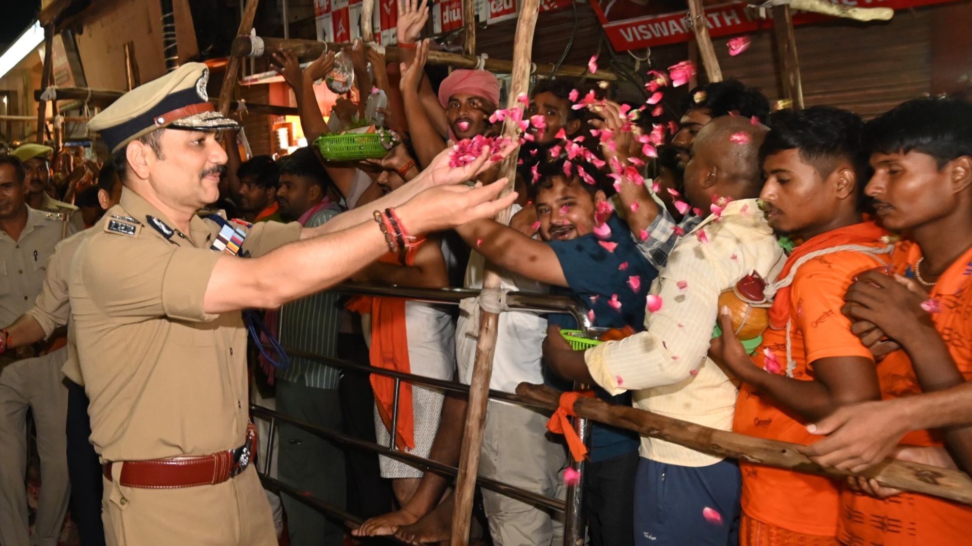 Sawan 2025 somvar crowd of devotees gathered at Shri Kashi Vishwanath Dham