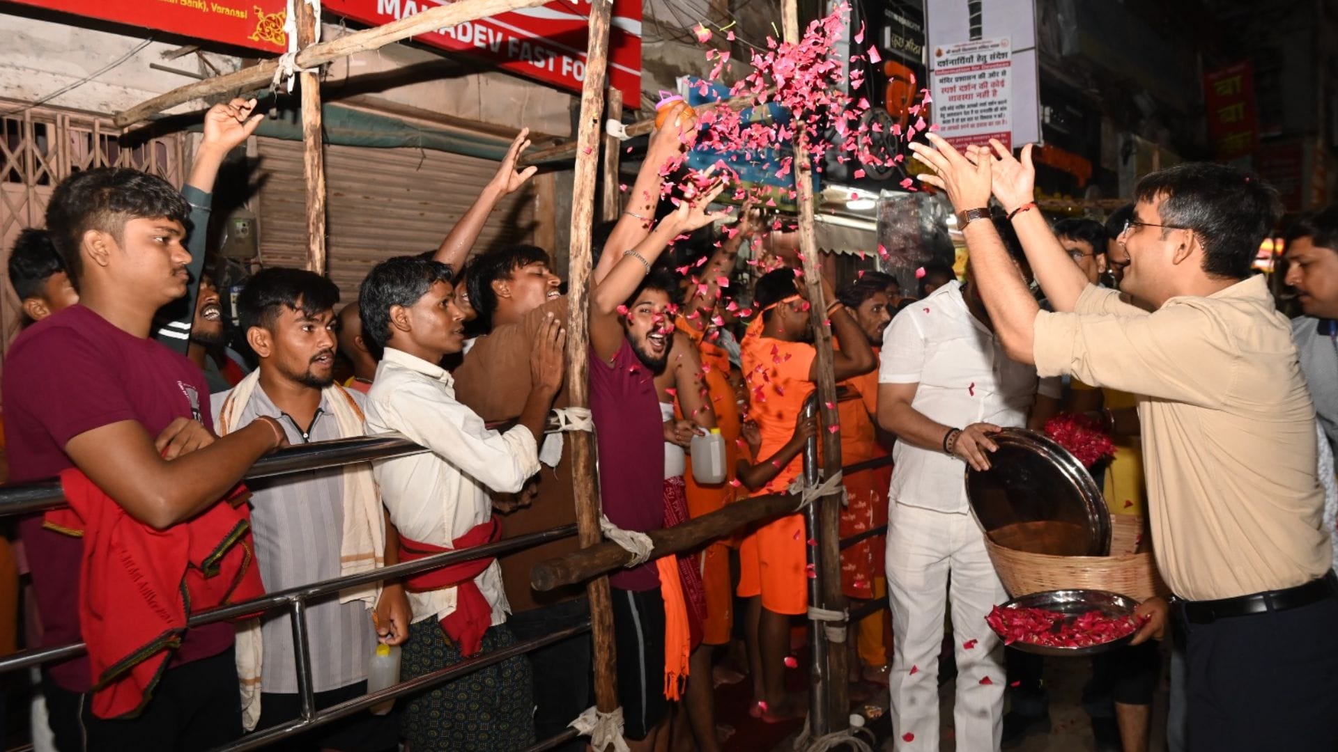 Sawan 2025 somvar crowd of devotees gathered at Shri Kashi Vishwanath Dham