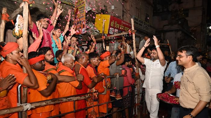 Sawan 2025 somvar crowd of devotees gathered at Shri Kashi Vishwanath Dham
