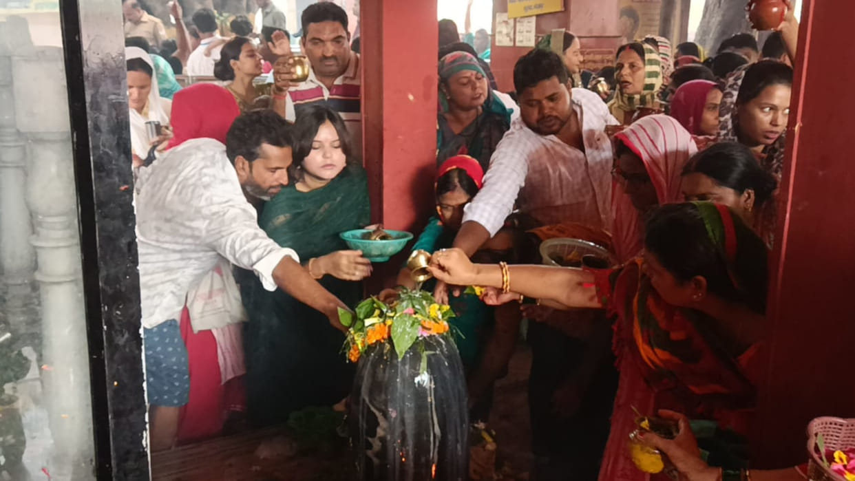 On the first Monday of Sawan, faith of devotees poured into Shiva temples of Gorakhpur, there was a long queue