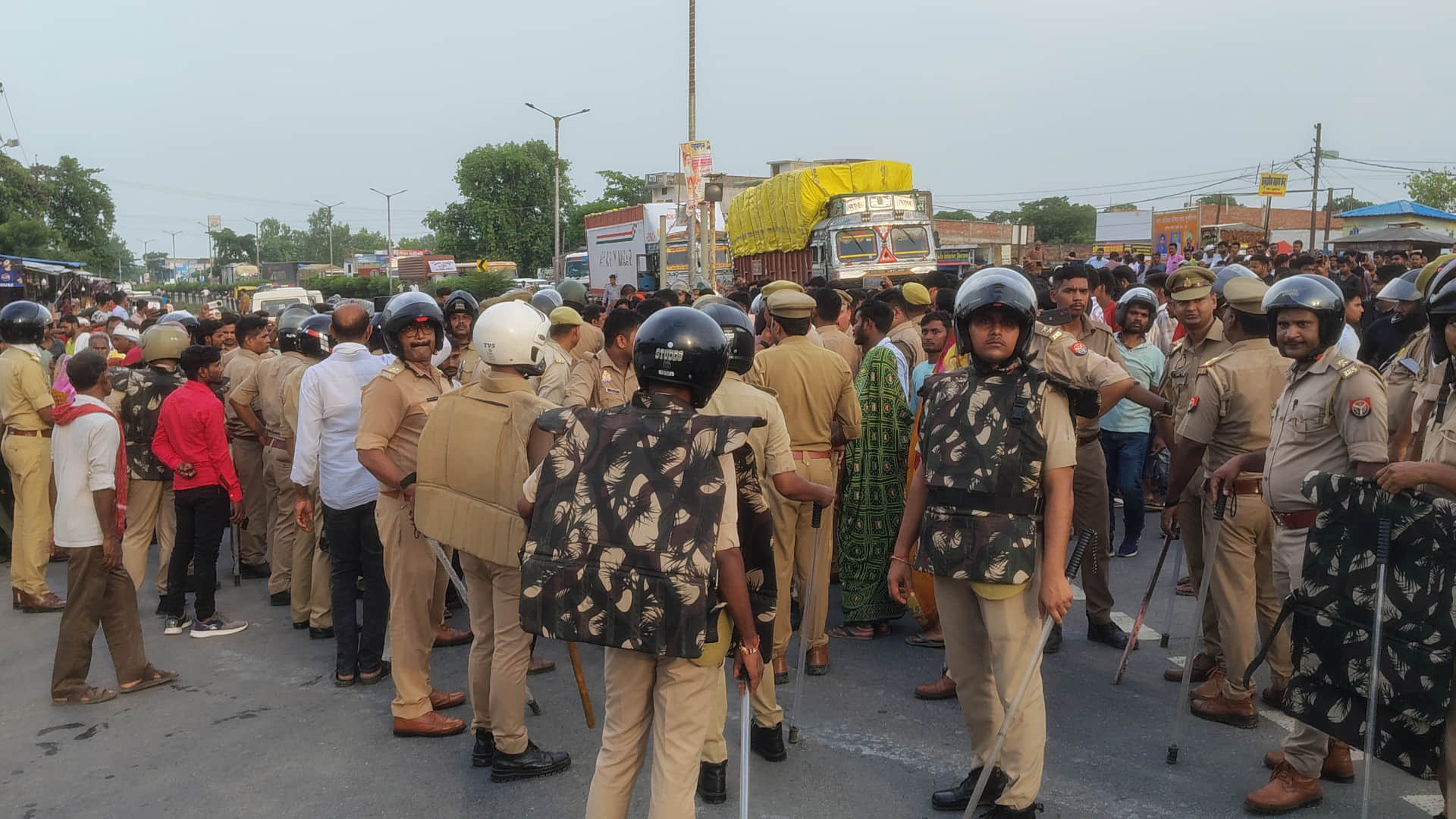 Four Devghar Pilgrims Die in Car-Trolley Collision on Kushinagar-Gorakhpur Highway UP News