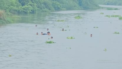 Teen Dies After Drowning In Gurgaon Canal In Nuh - Amar Ujala Hindi News Live - नूंह:गुड़गांव कैनाल में नहाने के दौरान डूबने लगने किशोर, बरातियों ने किसी तरह एक को बचाया;