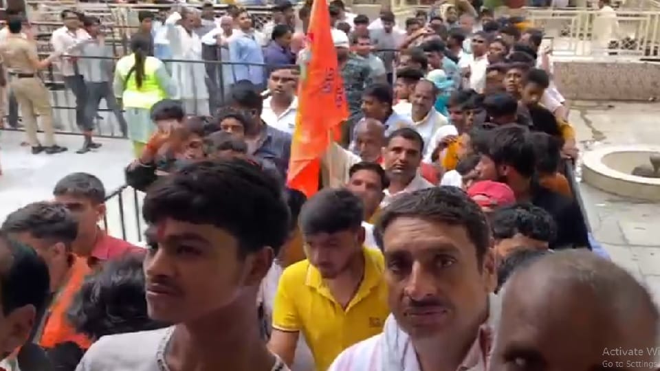 जलाभिषेक के लिए कतारों में लगे श्रद्धालु