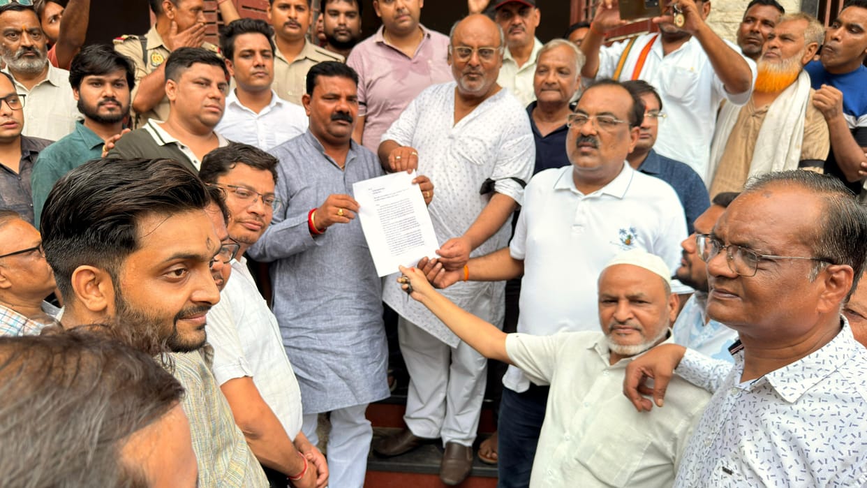 Ghungroo Ghanti traders strike in jalesar