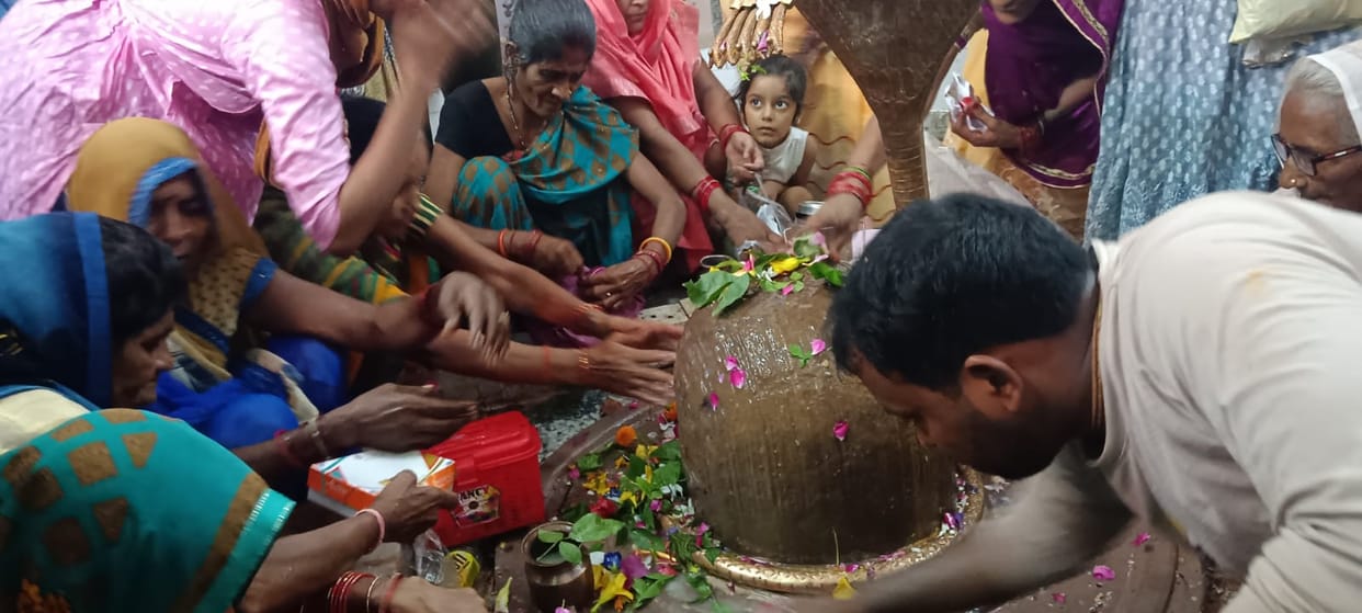 Kanpur Shiva temples resonated with the chanting of Bam Bam crowds of devotees gathered in temples