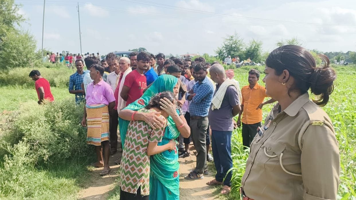Hardoi Woman murdered by smashing her head body found lying on Chak Marg forensic team collected evidence