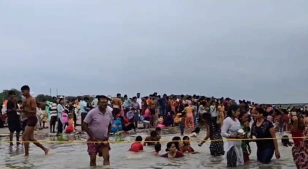 Kanpur Crowd of devotees gathered Baba Siddhnath Dham police and divers deployed tight security arrangements