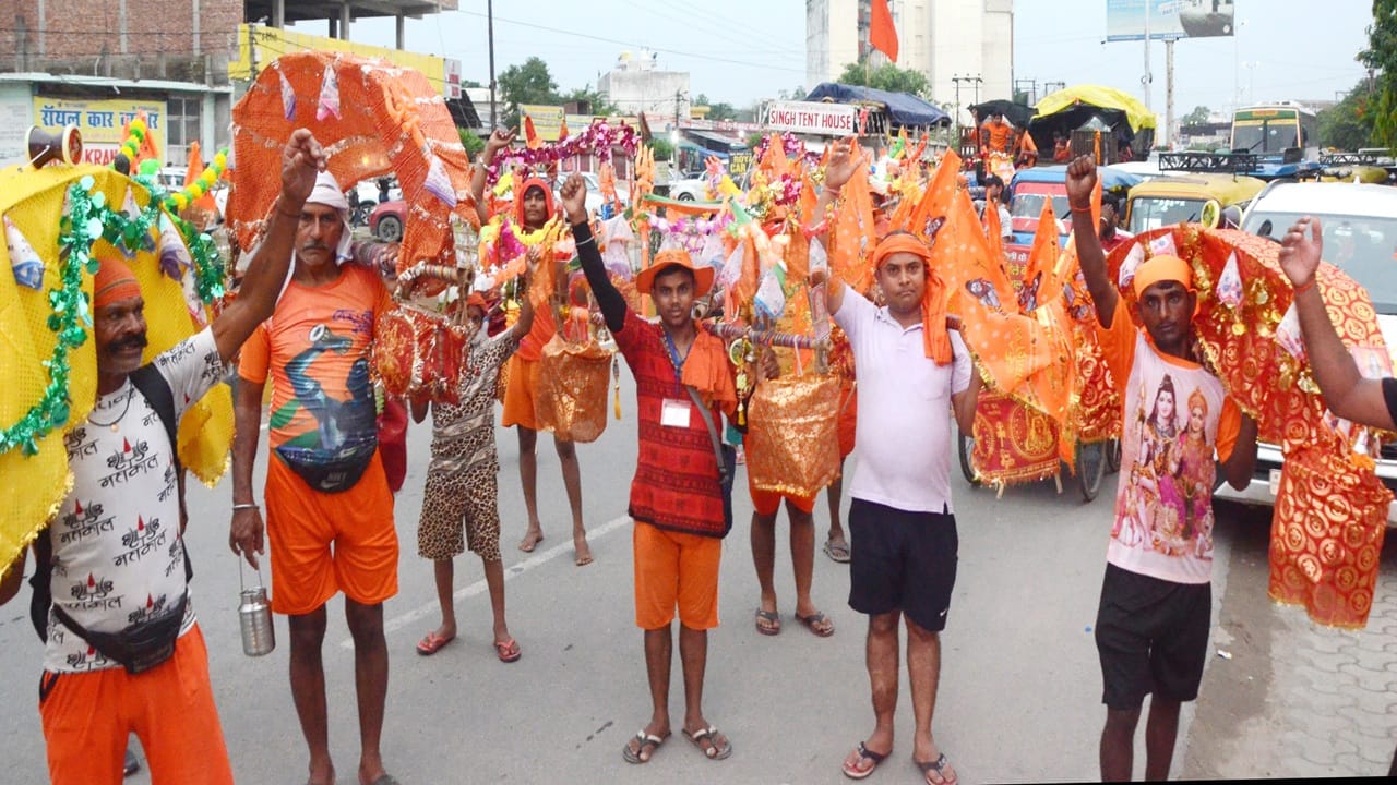 Crowds of devotees gathered in Nath temples of Bareilly on Sawan ka Pehla Somwar