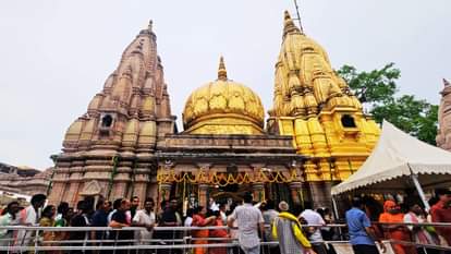 काशी विश्वनाथ धाम में जुटे भक्त।
