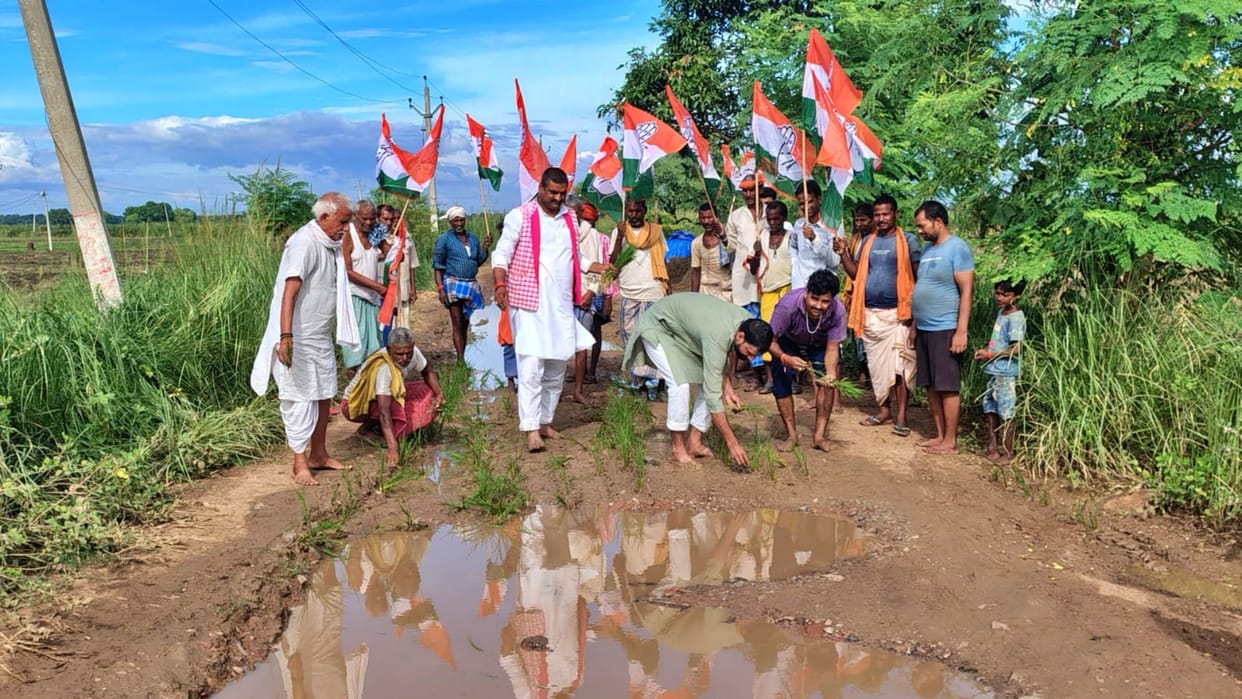 Lakhisarai: Angry farmers started planting paddy on road itself, says now this land will be used for farming