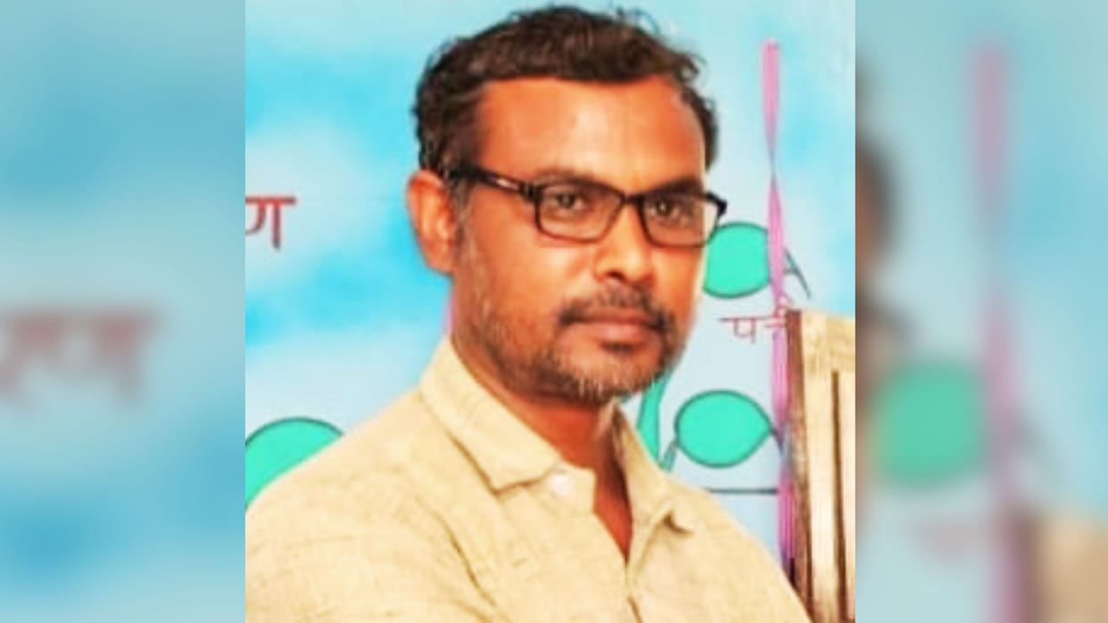 Assistant teacher dead body found on deserted road three people including Samajwadi Party leader named