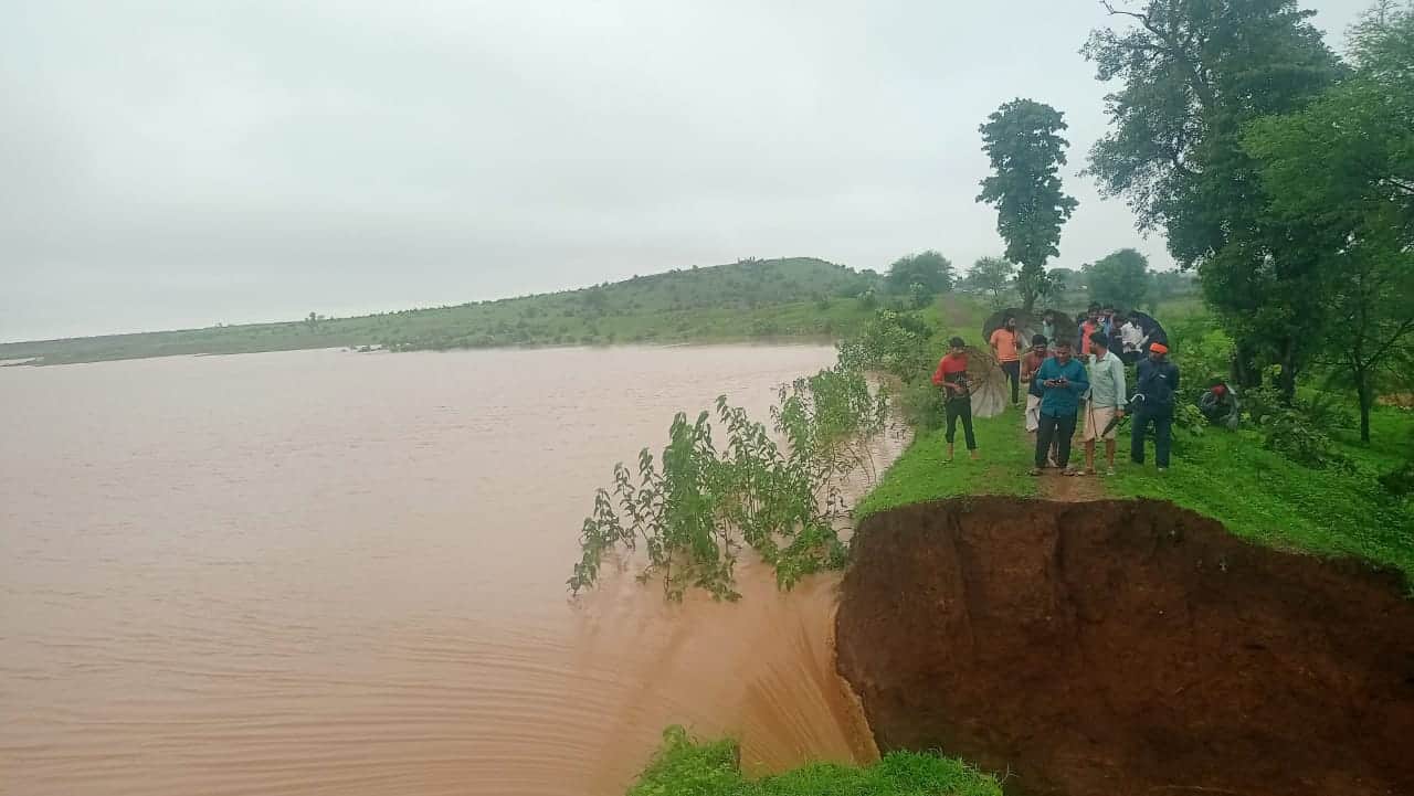Guna News: Dongri village's years old pond burst, villagers in panic due to 80 bigha waterlogging