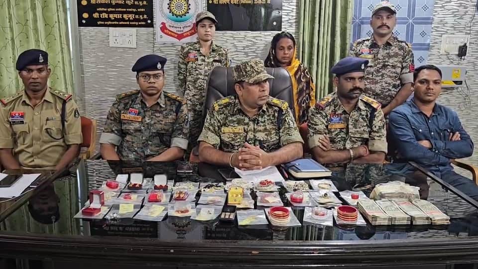 पुलिस की गिरफ्त में आरोपी महिला