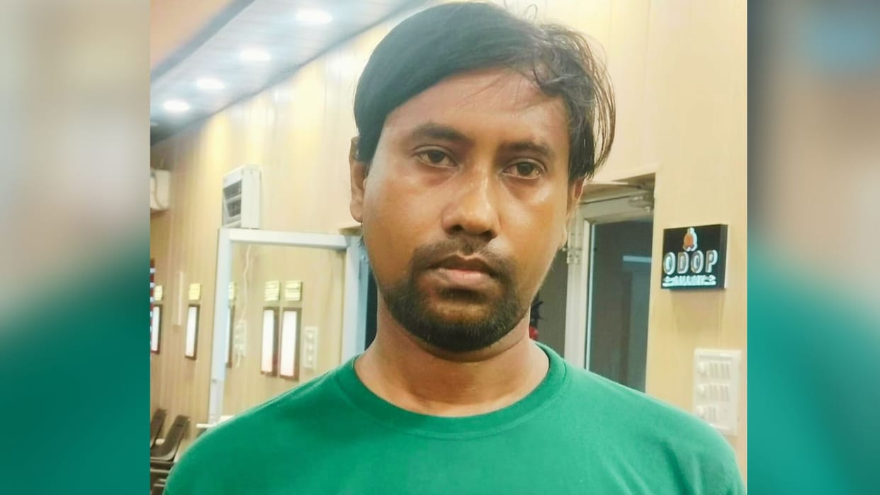 Azamgarh cyber police arrested criminal for duping village heads by as fake Information Commission officer