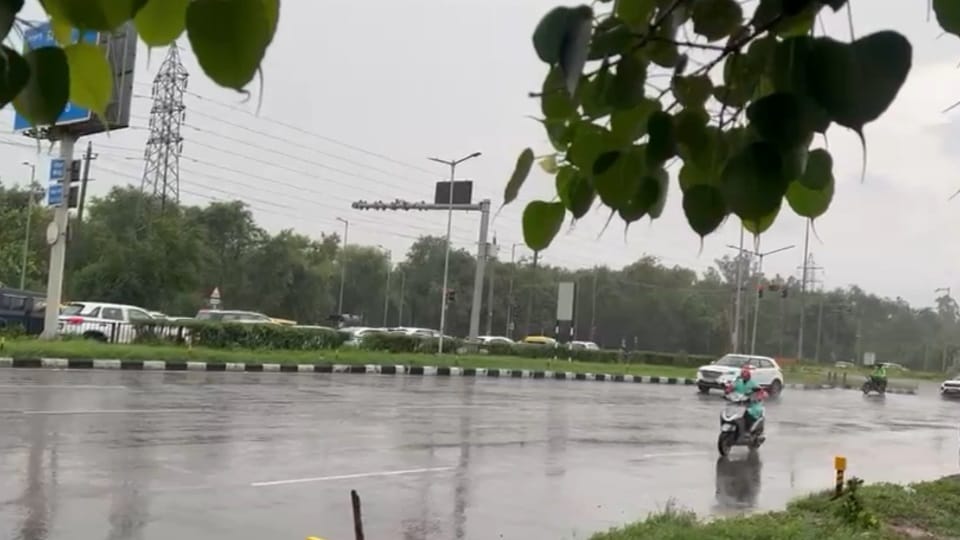 Rain in Chandigarh brought relief people reached Sukhna Plaza