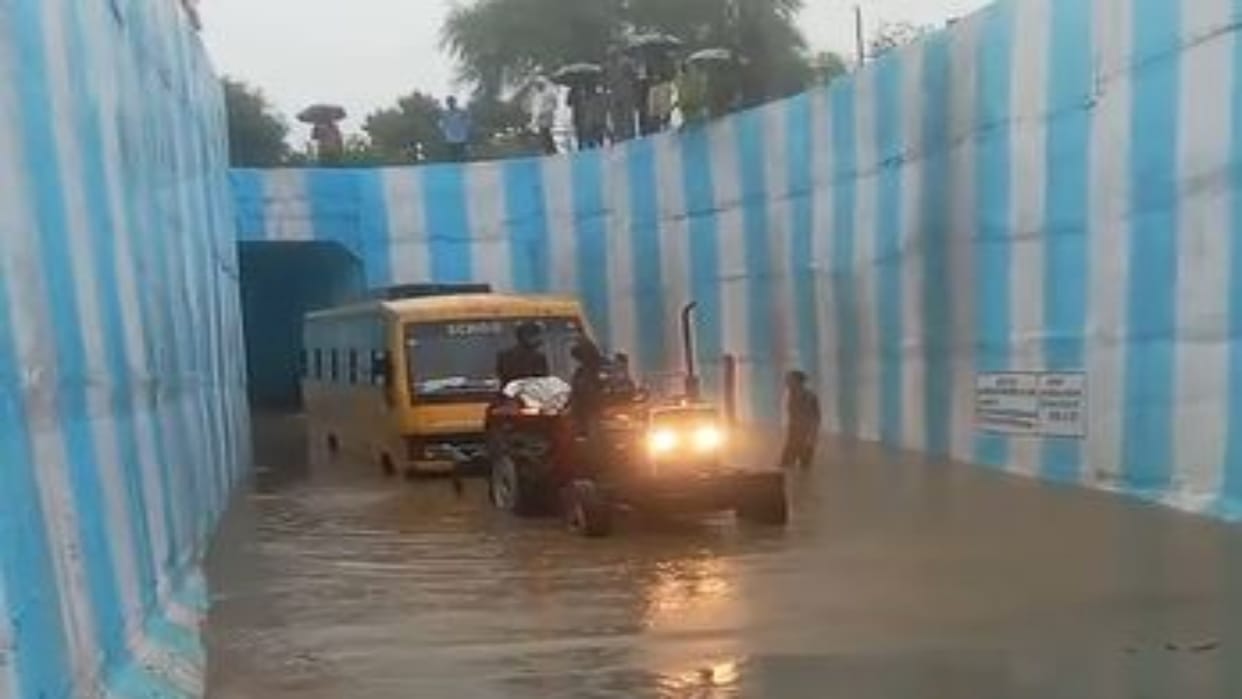 Udaipur News: Rain water filled in Boyana railway underbridge, school bus stuck, life of 15 children in danger