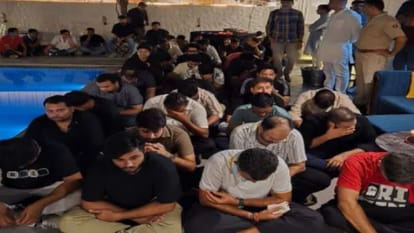 फार्म हाउस पर चल रहे अवैध कैसीनो का भंडाफोड़